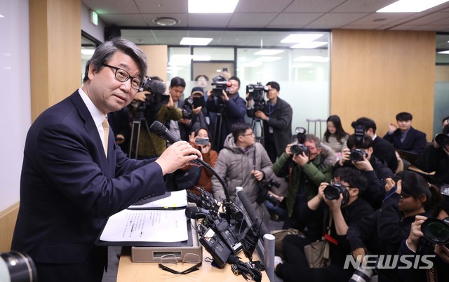 [서울=뉴시스]전진환 기자 = 김지형 전 대법관(현 지평 대표변호사)이 지난 2020년 1월 9일 서울 서대문구 미근동 법무법인 지평 사무실에서 삼성 준법감시위원회 초대 위원장 수락 배경 및 위원회 구성 운영방향에 대한 간담회를 갖고 있다. 2020.01.09. amin2@newsis.com