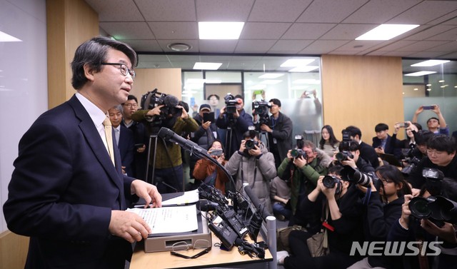 [서울=뉴시스]전진환 기자 = 김지형 전 대법관(현 지평 대표변호사)이 9일 서울 서대문구 미근동 법무법인 지평 사무실에서 삼성 준법감시위원회 초대 위원장 수락 배경 및 위원회 구성 운영방향에 대한 간담회를 갖고 있다. 2020.01.09.  amin2@newsis.com