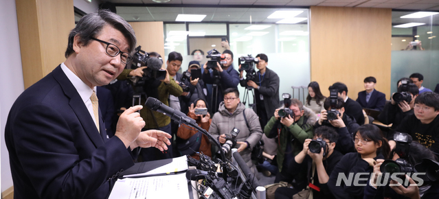 [서울=뉴시스] 전진환 기자 = 삼성 준법감시위원회 초대 위원장으로 내정된 법무법인 지평의 김지형 대표 변호사가 9일 오전 서울 서대문구의 변호사 사무실에서 위원장 수락 배경 및 위원회 구성 운영방향에 대한 기자 간담회를 하고 있다. 2020.01.09.&nbsp;&nbsp;&nbsp;&nbsp; amin2@newsis.com