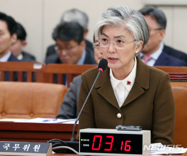 [서울=뉴시스]김명원 기자 = 강경화 외교부 장관이 9일 오전 서울 여의도 국회 외교통일위원회에서 열린 전체회의에 참석해 의원들의 질의에 답하고 있다.&nbsp; 2020.01.09. kmx1105@newsis.com