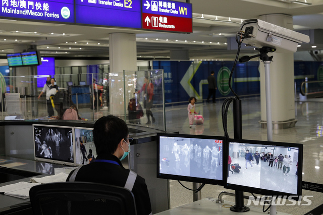 [홍콩=AP/뉴시스]지난 4일(현지시간) 홍콩의 홍콩국제공항 입국장에서 한 보건 관계자가 입국 승객들을 살펴보고 있다. 중국중앙방송(CCTV)은 9일 중국 중부 후베이성 우한에서 발생한 원인 불명의 바이러스성 폐렴이 초기 단계 조사 결과 신종 코로나 바이러스로 판명됐다고 보도했다. CCTV는 이 바이러스가 사스(SARS·중증급성호흡기증후군)를 일으키는 코로나 바이러스 등 이미 발견된 것들과는 달라 추가 연구가 필요하다고 밝혔다. 현재 홍콩에서는 호흡기 질환 증세가 있는 환자 15명이 치료를 받고 있다. 2020.01.09. 