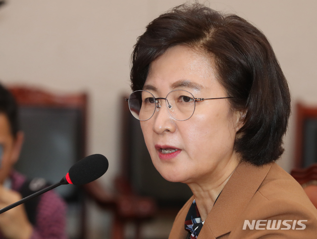 [서울=뉴시스]김명원 기자 = 추미애 법무부 장관이 9일 오전 서울 여의도 국회 국회 법제사법위원회에서 열린 전체회의에 참석해 의원들의 검찰 인사 관련 질의에 답변하고 있다. 2020.01.09.&nbsp; kmx1105@newsis.com