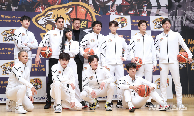 [서울=뉴시스] 조수정 기자 = SBS 예능 '진짜 농구, 핸섬 타이거즈' 출연진이 9일 오후 서울 목동 SBS에서 열린 제작발표회에서 포즈를 취하고 있다. 아랫줄 왼쪽부터 마이티마우스 쇼리, 가수 유선호, 배우 이태선, 서지석, 윗줄 왼쪽부터 모델 문수인, 모델 겸 배우 줄리엔강, 레드벨벳 조이, 전 농구선수 서장훈, 배우 김승현, 아스트로 차은우, 배우 강경준, 이상윤. 2020.01.09. chocrystal@newsis.com
