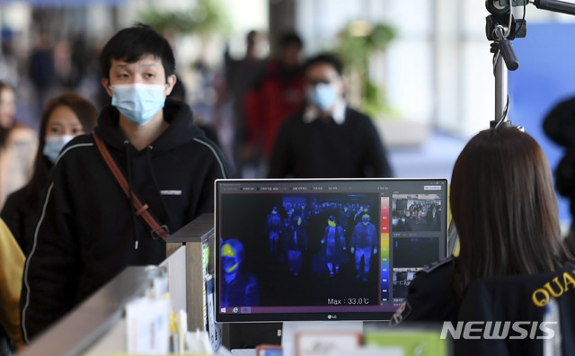 [인천공항=뉴시스] 고범준 기자 = 국내에서 '중국 우한 폐렴'증상자가 발생한 가운데 9일 인천국제공항 제1여객터미널에서 중국발 항공기 입국자들이 열감지카메라가 설치된 검색대를 통과하고 있다. 2020.01.09. photo@newsis.com