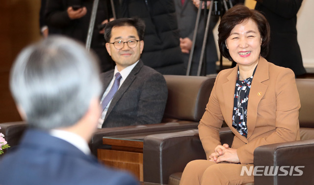 [서울=뉴시스]박주성 기자 = 추미애 법무부 장관이 9일 오후 서울 서초구 대법원 대접견실에서 열린 대법관후보추천위원회 회의에 앞서 열린 간담회에 참석해 김명수 대법원장의 인사말을 들으며 웃고 있다. 2020.01.09. park7691@newsis.com