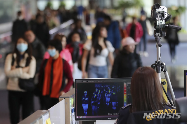 [인천공항=뉴시스] 고범준 기자 = 중국에서 집단으로 발생한 원인불명 폐렴과 관련 국내에서 관련 증상을 보인 환자 1명이 발생한 9일 인천국제공항 제1여객터미널에서 중국발 항공기 입국자들이 열감지카메라가 설치된 검색대를 통과하고 있다. 2020.01.09.  photo@newsis.com