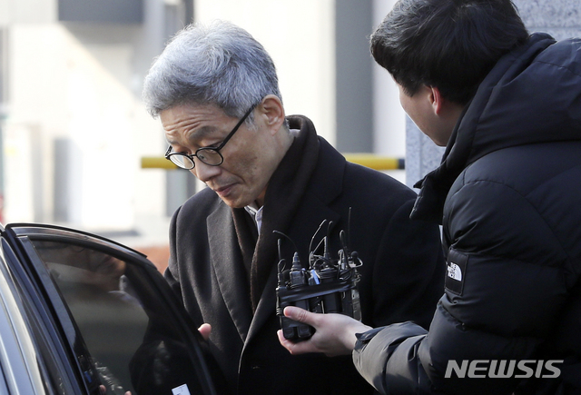 [서울=뉴시스] 최진석 기자 = 서지현 검사를 성추행하고 인사 불이익을 준 혐의로 재판에 넘겨진 안태근 전 검사장이 지난 1월9일 오후 서울 송파구 서울동부구치소에서 석방돼 나오며 취재진의 질문을 듣고 있다. 2020.01.09. myjs@newsis.com