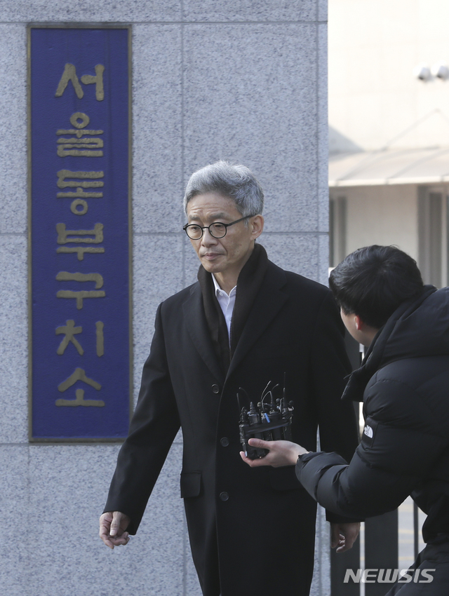 [서울=뉴시스] 최진석 기자 = 서지현 검사를 성추행하고 인사 불이익을 준 혐의로 재판에 넘겨진 안태근 전 검사장이 지난 1월9일 오후 서울 송파구 서울동부구치소에서 석방돼 나오며 취재진의 질문을 듣고 있다. 2020.01.09. myjs@newsis.com