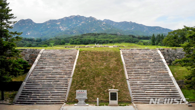 [서울=뉴시스] 고려시대 태조가 창건하여 거처하던 궁궐터인 만월대가 북한 황해북도 개성시 송악산 남쪽에 자리 잡고 있다. 만월대 뒷쪽으로 보이는 산이 송악산이고, 그 뒤로 매봉이 보인다. 송악산과 매봉 사이 능선에는 혜종의 숙릉, 원종의 소릉 등의 왕릉이 자리 잡고 있다. (사진=평화경제연구소 제공) 2020.01.11.photo@newsis.com