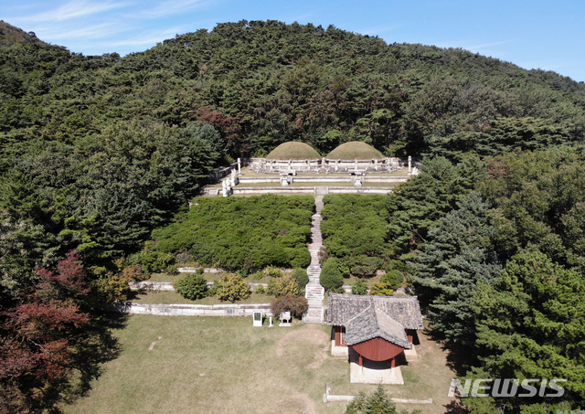 [서울=뉴시스]황해북도 개풍군 해선리에 위치한 공민왕과 왕비의 무덤인 현릉(玄陵)과 정릉(正陵). 공민왕릉은 한국 왕릉의 전형으로 평가 받고 있으며, 조선 왕릉 조성에도 큰 영향을 주었다. (사진=평화경제연구소 제공) 2020.01.11. photo@newsis.com