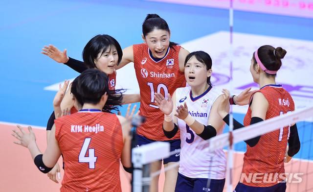[서울=뉴시스]한국 여자배구 대표팀 김연경과 선수들이 9일 태국 나콘라차시마 찻차이홀에서 열린 2020 도쿄올림픽 아시아대륙예선 조별리그 B조 3차전 카자흐스탄과의 경기에서 환호하고 있다. (사진=국제배구연맹 제공) 2020.01.09. photo@newsis.com