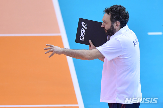 [서울=뉴시스]스테파노 라바리니 한국 여자배구 대표팀 감독이 9일 태국 나콘라차시마 찻차이홀에서 열린 2020 도쿄올림픽 아시아대륙예선 조별리그 B조 3차전 카자흐스탄과의 경기에서 작전지시를 하고 있다. (사진=국제배구연맹 제공) 2020.01.09.&nbsp; photo@newsis.com