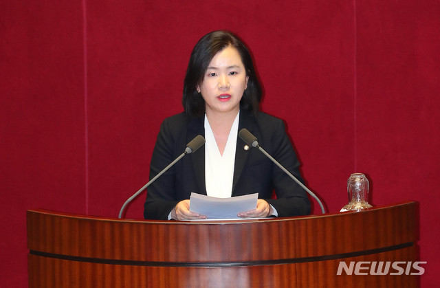 [서울=뉴시스] 장세영 기자 = 신보라 자유한국당 의원이 지난 1월9일 서울 여의도 국회에서 열린 제374회 국회(임시회) 제2차 본회의에 상정된 청년기본법안의 토론을 하고 있다. 2020.01.09. photothink@newsis.com