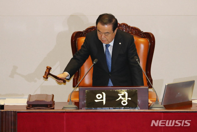 [서울=뉴시스] 장세영 기자 = 문희상 국회의장이 9일 서울 여의도 국회에서 열린 제374회 국회(임시회) 제2차 본회의에 참석해 본회의 개의를 선언하고 있다. 2020.01.09.&nbsp; photothink@newsis.com