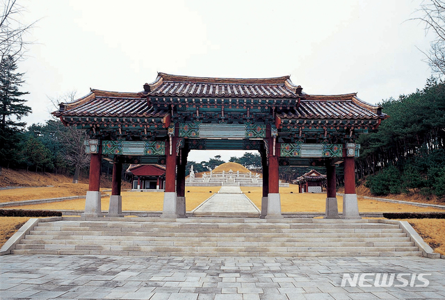 [서울=뉴시스] 북한은 고려 태조 왕건의 무덤인 현릉(顯陵)을 개건하면서 능 앞쪽에 홍살문 대신 삼문(三門)을 세웠다. 삼문은 사당이나 제실에 쓰는 문의 형식으로 세 칸 중 어칸(가운데 문)은 혼이 다니는 문이라 하여 사람이 출입하지 않았다. ‘동입서출’이라 하여 제사를 올리는 사람들은 동쪽으로 들어가고 서쪽으로 나온다. 고려 왕릉은 홍살문이나 삼문이 세워져 있지 않고 정자각만 있었던 것으로 추정된다. (사진=미디어한국학 제공) 2020.01.11.photo@newsis.com