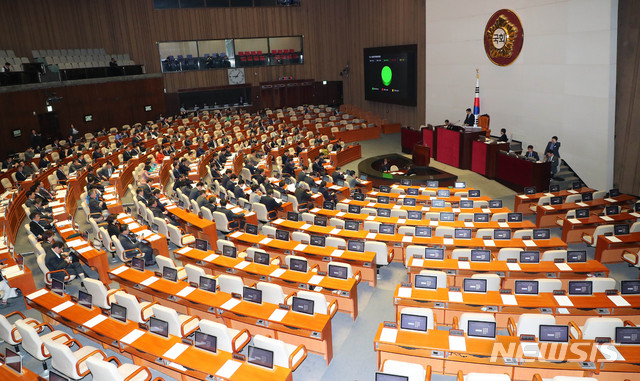 [서울=뉴시스] 장세영 기자 = 소상공인기본법안이 9일 서울 여의도 국회에서 열린 제374회 국회(임시회) 제2차 본회의에 상정되어 가결되고 있다. 2020.01.09. photothink@newsis.com