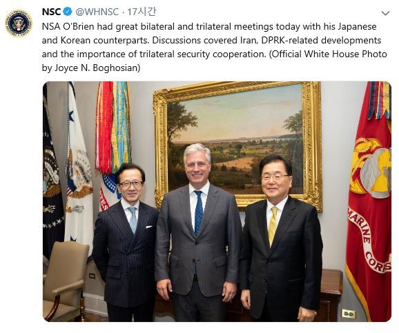 [서울=뉴시스] 정의용 국가안보실장(오른쪽)이 8일(현지시간) 미국 워싱턴 백악관에서 로버트 오브라이언 백악관 국가안보보좌관(가운데), 기타무라 시게루 일본 국가안전보장국장과 함께 포즈를 취하고 있다. 정 실장은 이날 3국 안보협의에 참석했으며, 기타무라 국장과 함께 도널드 트럼프 미 대통령을 면담했다. <사진출처: 미 국가안보회의(NSC) 트위터> 2020.01.10 