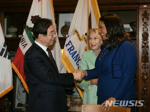 [샌프란시스코(미국)=뉴시스]미국 샌프란시스코를 방문 중인 박원순(왼쪽) 서울시장이 9일 오후 4시40분(현지시간) 샌프란시스코 시청에서 런던 브리드(오른쪽)시장과 면담하고 있다. 2020.01.09. (사진=서울시 제공)