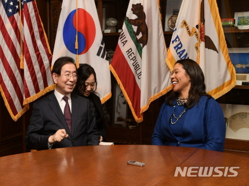 [샌프란시스코(미국)=뉴시스]미국 샌프란시스코를 방문 중인 박원순(왼쪽) 서울시장이 9일 4시40분(현지시간) 샌프란시스코 시청에서 런던 브리드(오른쪽) 샌프란시스코 시장을 만나고 있다. 2020.01.09. (사진=서울시 제공) 