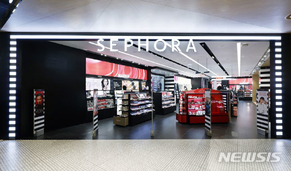 [서울=뉴시스] 세포라 3호점 신촌 현대 유플렉스점 전경(사진=세포라 제공)