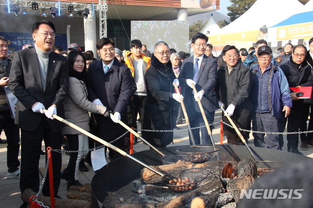 [공주=뉴시스] 송승화 기자 = '공주 밤 축제' 개막식에서 (왼쪽부터) 정진석 국회의원, 이춘희 세종시장, 이창선 공주시의회 부의장, 김정섭 공주시장, 박병수 공주시의회 의장이 대형 화로에 밤을 굽고있다. 2020.01.10. photo@newsis.com .
