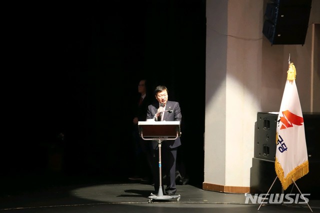 [통영=뉴시스]신정철 기자= 자유한국당 정점식 의원(통영·고성지역구)은 10일 오후 2시 통영시 동호동 시민문화회관 대극장에서 당원, 시민 등 1000여 명이 참석한 가운데 의정보고회를 개최하고 있다. 2020.01.10.&nbsp; sin@newsis.com