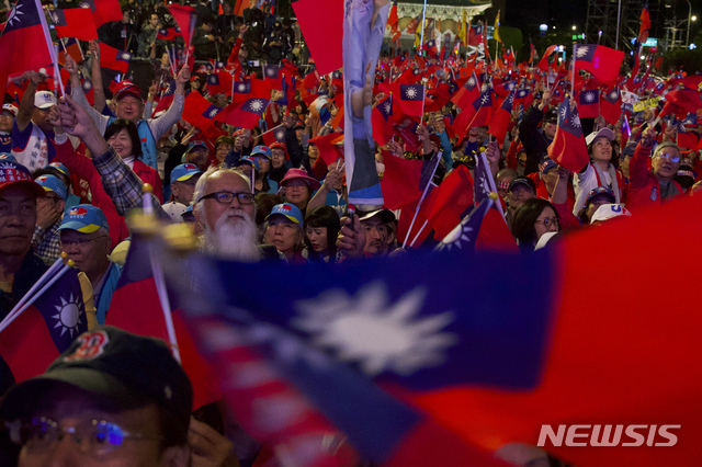 [타이베이=AP/뉴시스]지난 1월9일 밤(현지시간) 대만 타이베이의 총통부 앞 카이다거란 거리에서 국민당(KMT) 총통 후보 한궈위의 선거 유세가 열려 그의 지지자들이 청천백일기를 흔들며 연호하고 있다.2020.09.07