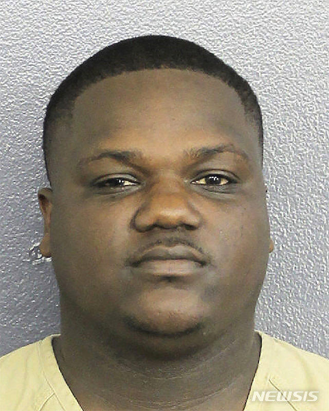 [브로워드(플로리다)=AP/뉴시스] 거셈 솔레이마니 이란혁명수비대 사령관의 복수를 위해 도널드 트럼프 미국 대통령을 시해하겠다는 영상을 소셜미디어(SNS)에 게시한 미국 보안업체 직원 천시 디본테 럼프(사진)는 연방법 위반 혐의로 10일(현지시간) 체포됐다. 그는 "농담으로 만든 영상"이라고 주장했으나 당국은 "영상 어디에서도 그는 농담이라고 말하지 않았다"며 반박했다. 2020.1.11.