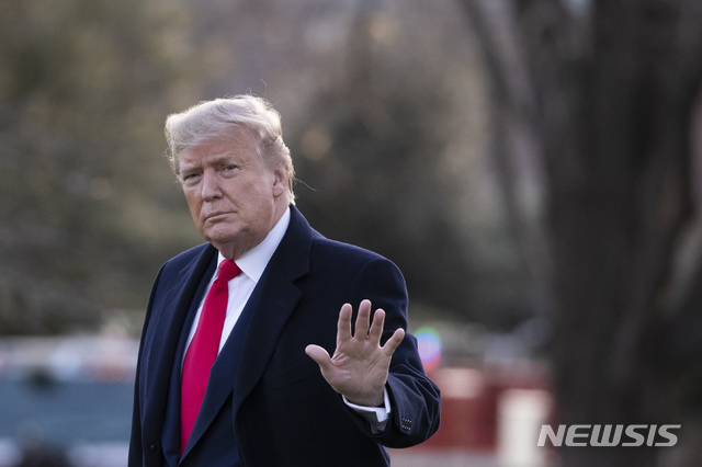  [워싱턴=AP/뉴시스]도널드 트럼프 미국 대통령이 9일(현지시간) 선거 유세지인 오하이오로 떠나기 위해 백악관 사우스론에서 전용 헬기에 탑승하기 전 기자들에게 인사하고 있다. 트럼프 대통령은 이날 이란의 이라크 주둔 미군기지 공격에 따른 대이란 추가 제재를 승인해 이미 이행 중이라고 밝혔다. 2020.01.10. 