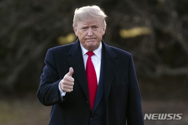 [워싱턴=AP/뉴시스]도널드 트럼프 미국 대통령이 9일(현지시간) 선거 유세지인 오하이오로 떠나기 위해 백악관 사우스론에서 전용 헬기에 탑승하기 전 기자들에게 엄지 손가락을 들어 보이고 있다. 트럼프 대통령은 이날 이란의 이라크 주둔 미군기지 공격에 따른 대이란 추가 제재를 승인해 이미 이행 중이라고 밝혔다. 2020.01.10. 