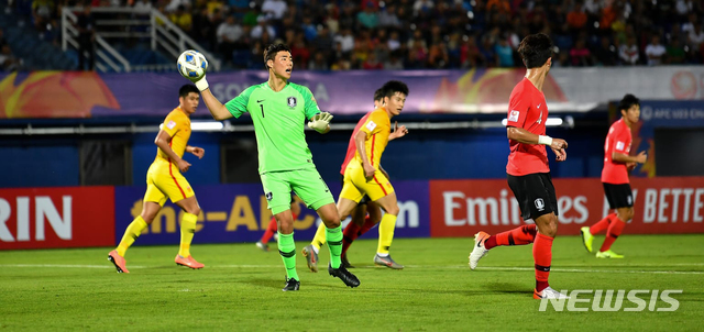 [서울=뉴시스]9일(현지시간) 태국 송클라 틴술라논 스타디움에서 열린 2020 아시아축구연맹(AFC) U-23 챔피언십 한국 대 중국 조별리그 1차전에서 한국의 송범근이 공을 패스하고 있다. (사진=AFC) 2020.01.10. photo@newsis.com