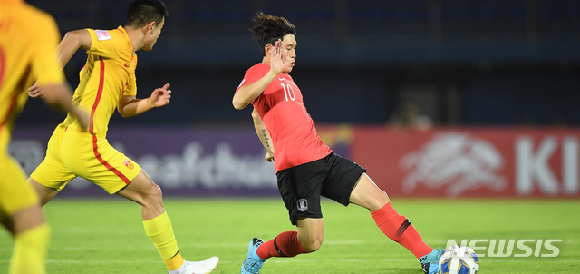 [서울=뉴시스]9일(현지시간) 태국 송클라 틴술라논 스타디움에서 열린 2020 아시아축구연맹(AFC) U-23 챔피언십 한국 대 중국 조별리그 1차전에서 한국의 이동경이 드리블을 하고 있다. (사진=AFC) 2020.01.10. photo@newsis.com