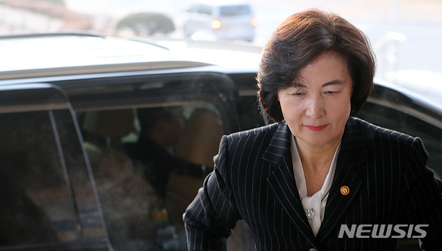[과천=뉴시스]박주성 기자 = 추미애 법무부 장관이 10일 오전 경기 과천시 정부과천종합청사 법무부로 출근하고 있다. 2020.01.10.&nbsp; park7691@newsis.com