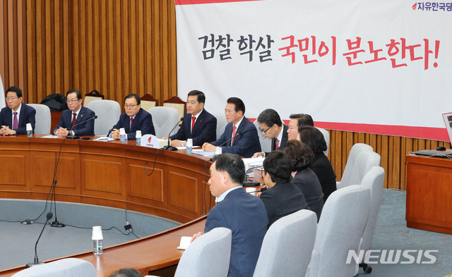 [서울=뉴시스] 장세영 기자 = 심재철(왼쪽 네번째) 자유한국당 원내대표가 10일 서울 여의도 국회에서 열린 자유한국당 원내대책회의에 참석해 검찰인사를 비판하는 발언을 하고 있다. 2020.01.10.&nbsp; photothink@newsis.com