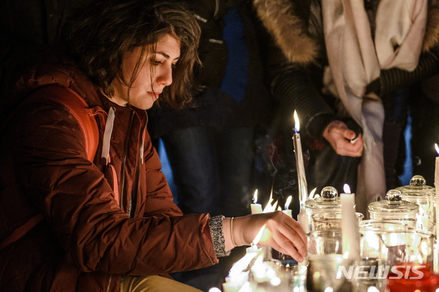  [몬트리올=AP/뉴시스]몬트리올 이란계 커뮤니티 회원들이 9일(현지시간) 캐나다 몬트리올에서 열린 이란 추락 우크라이나 여객기 희생자 추모식에 참석해 촛불을 밝히고 있다. 트뤼도 총리는 앞서 최소 63명의 캐나다인이 사망한 우크라이나 여객기 추락 사고가 이란의 미사일 격추 때문이라는 증거가 있다고 밝힌 바 있다. 캐나다, 미국, 영국 관계자들은 탑승자 176명 전원이 사망한 우크라이나 여객기 추락이 미국-이란 간 높은 긴장 속에 이란이 발사한 미사일에 의해 격추됐다고 주장하며 이는 이란의 실수였을 수도 있다고 밝혔다. 2020.01.10.&nbsp;&nbsp; 