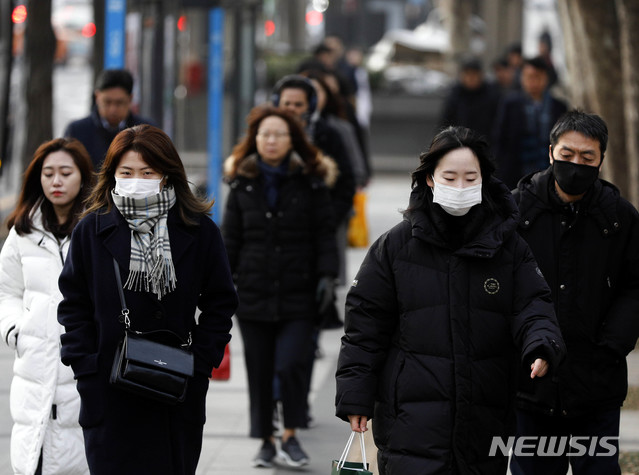 [서울=뉴시스] 박민석 기자 = 서울 지역 최저 기온이 -4도까지 떨어지고 초미세먼지 수치가 '나쁨' 수준을 보이는 지난 10일 오전 서울 중구 시청역 일대에서 시민들이 걷고 있다. 2020.01.10.mspark@newsis.com