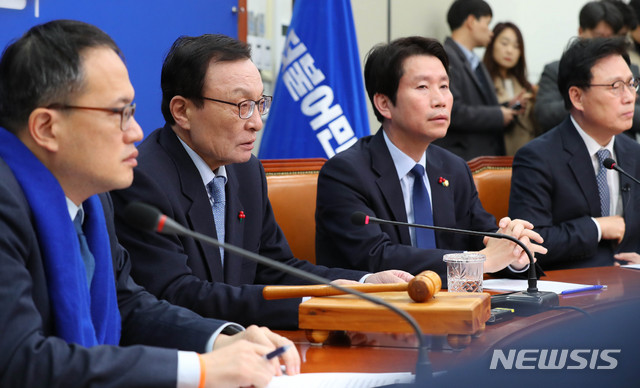 [서울=뉴시스] 장세영 기자 = 이해찬(왼쪽 두번째) 더불어민주당 대표가 10일 서울 여의도 국회에서 열린 더불어민주당 최고위원회의에 참석해 검찰을 비판하는 발언을 하고 있다. 2020.01.10.&nbsp; photothink@newsis.com