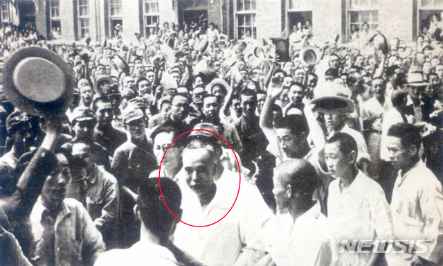 [서울=뉴시스]1945년 8월 16일 오후 여운형(빨간 원) 건국준비위원회 위원장이 서울 계동 휘문중학교에 도착해 군중들의 환영을 받고 있다. 전날 저녁 여운형 위원장은 계동의 2층 양옥집에서 건국동맹을 모체로 안재홍(安在鴻) 등과 함께 조선건국준비위원회를 결성했다. (사진=뉴시스 DB) 2020.01.12. photo@newsis.com