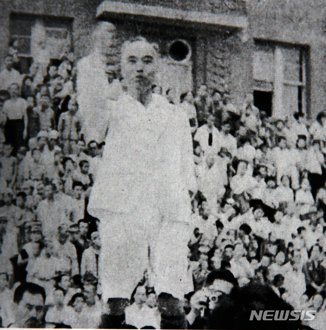 [서울=뉴시스]1945년 8월 16일 여운형 건국준비위원회 위원장이 5천여 군중 앞에서 단결을 호소하며 사자후를 토하고 있다. (사진=미디어한국학 제공) 2020.01.12. photo@newsis.com