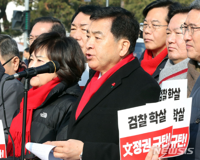 [서울=뉴시스]박영태 기자 = 심재철 자유한국당 원내대표가 10일 서울 종로구 청와대 사랑채 앞에서 문재인 정권 규탄 기자회견을 하며 발언하고 있다. 2020.01.10.since1999@newsis.com