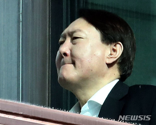 [서울=뉴시스]홍효식 기자 = 윤석열 검찰총장이 10일 서울 서초구 대검찰청에서 점심을 위해 구내식당으로 이동하며 입술을 꼭 다물며 걸어가고 있다. 2020.01.10.&nbsp; yesphoto@newsis.com 