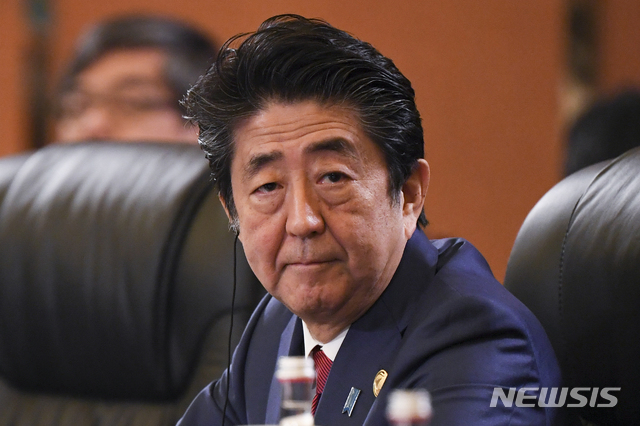 [청두=AP/뉴시스] 아베 신조(安倍晋三) 일본 총리는 16일 전력(戰力) 보유 금지를 규정한 일본의 헌법 9조가 시대에 맞지 않는다며 개정 의사를 밝혔다. 사진은 지난해 24일 중국 청두에서 열린 한중일 정상회의에 참석한 아베 총리. 2020.1.16. 