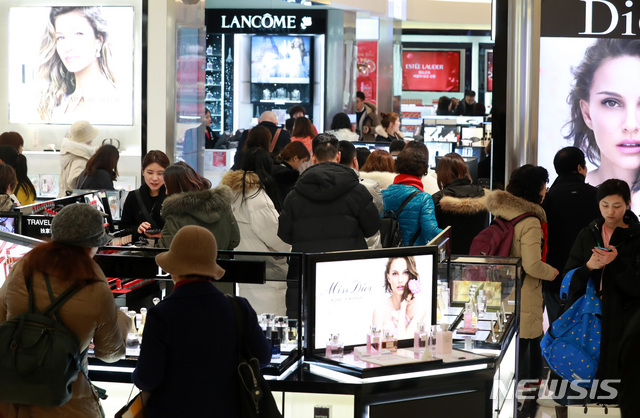 [서울=뉴시스] 이영환 기자 = 중국 선양 건강식품·보조기구 제조회사인 이융탕(溢涌堂) 임직원 및 관광객들이 10일 오후 서울 용산구 신라아이파크면세점을 찾아 쇼핑을 하고 있다. 이융탕 임직원 5000명이 지난 7일부터 5박 6일간 인센티브 관광을 왔으며 단체 관광객 규모로는 한한령이 시작된 2017년 이후 단일 규모로는 최대이다. 2020.01.10.&nbsp; 20hwan@newsis.com