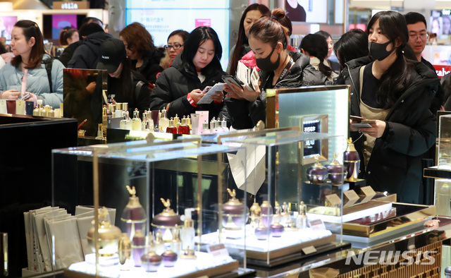 [서울=뉴시스] 이영환 기자 = 중국 선양 건강식품·보조기구 제조회사인 이융탕(溢涌堂) 임직원 및 관광객들이 10일 오후 서울 용산구 신라아이파크면세점을 찾아 쇼핑을 하고 있다. 이융탕 임직원 5000명이 지난 7일부터 5박 6일간 인센티브 관광을 왔으며 단체 관광객 규모로는 한한령이 시작된 2017년 이후 단일 규모로는 최대이다. 2020.01.10.&nbsp; 20hwan@newsis.com
