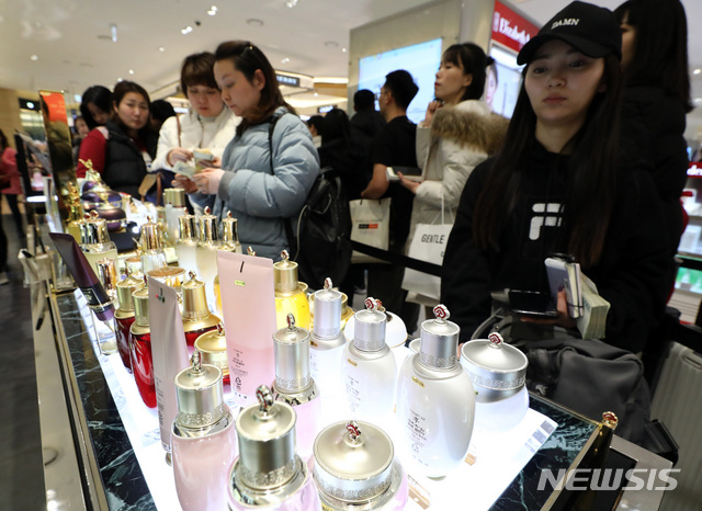 [인천=뉴시스] 면세점 화장품 코너. (사진=뉴시스 DB). photo@newsis.com *사진은 기사와 직접 관련 없음
