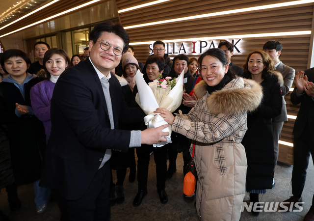 [서울=뉴시스] 이영환 기자 = 황재원 HDC신라면세점 마케팅 팀장이 10일 오후 서울 용산구 신라아이파크면세점을 방문한 중국 선양 건강식품·보조기구 제조회사인 이융탕(溢涌堂) 임직원들에게 꽃다발을 전해주고 있다. 이융탕 임직원 5000명은 지난 7일부터 5박 6일간 인센티브 관광을 왔으며 단체 관광객 규모로는 한한령이 시작된 2017년 이후 단일 규모로는 최대이다. 2020.01.10.&nbsp; 20hwan@newsis.com