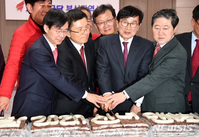 [부산=뉴시스] 하경민 기자 = 황교안 자유한국당 대표가 10일 오후 부산 수영구 한국당 부산시당에서 열린 2020년 신년 인사회에 참석, 주요 당직자와 총선 예비 후보자 등과 함께 시루떡을 절단하고 있다. 2020.01.10.   yulnetphoto@newsis.com