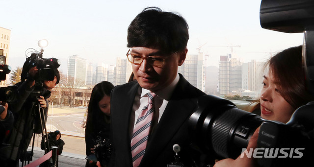 [과천=뉴시스]박주성 기자 = 한동훈 검사장이 지난해 1월10일 오후 추미애 법무부 장관에게 보직 변경 관련 신고를 위해 경기 과천시 정부과천청사 법무부로 들어가고 있다. 2020.01.10. park7691@newsis.com