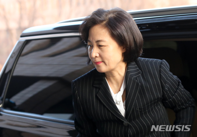 [과천=뉴시스] 박주성 기자 = 추미애 법무부 장관이 10일 오후 경기 과천 법무부청사에 도착해 차량에서 내리고 있다. 2020.01.10. park7691@neswis.com