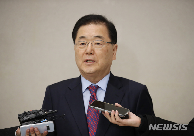 [인천공항=뉴시스]박미소 기자 = 정의용 청와대 국가안보실장이 미국 백악관에서 열린 한·미·일 안보 고위급 협의를 마친 후 10일 오후 인천국제공항 제2여객터미널을 통해 입국하고 있다. 2020.01.10.&nbsp; misocamera@newsis.com 